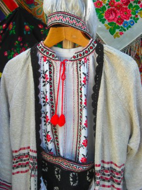 Mağazada geleneksel Rus kıyafetleri var.