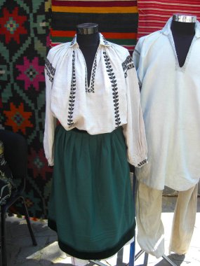 Ulusal halk kostümünün eski geleneksel kıyafetleri.