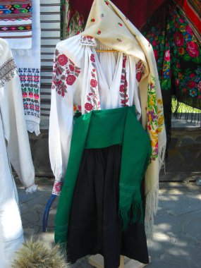 Ukraynalı kadınlar için kıyafetler.