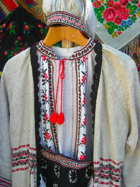 Mağazada geleneksel Rus kıyafetleri var.