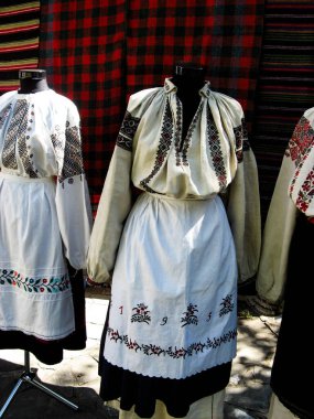 Geleneksel Romen halk kıyafetleri ve elbiseleri