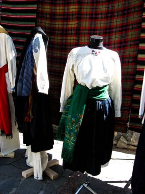 Farklı renkte geleneksel kıyafetler.