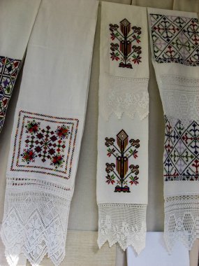 Ukrayna halk nakışı, nakış ve ulusal süs beyaz bir kumaşa.