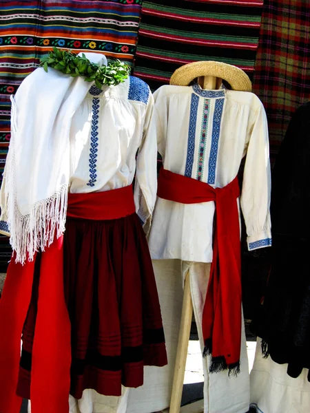 Geleneksel Ukrayna halk kıyafetleri. Ulusal müzenin geleneksel kıyafetleri.