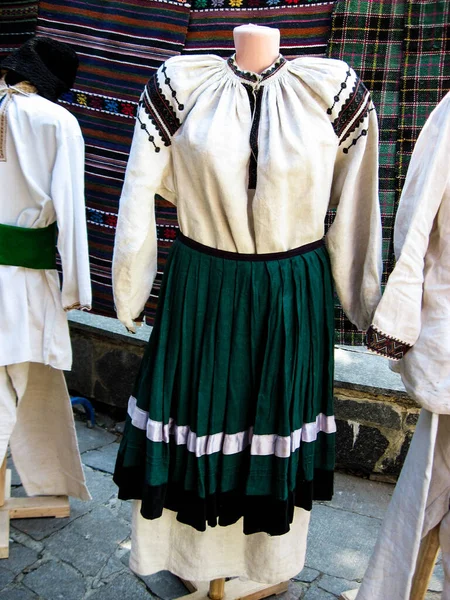 Geleneksel kostümlü halk kıyafeti