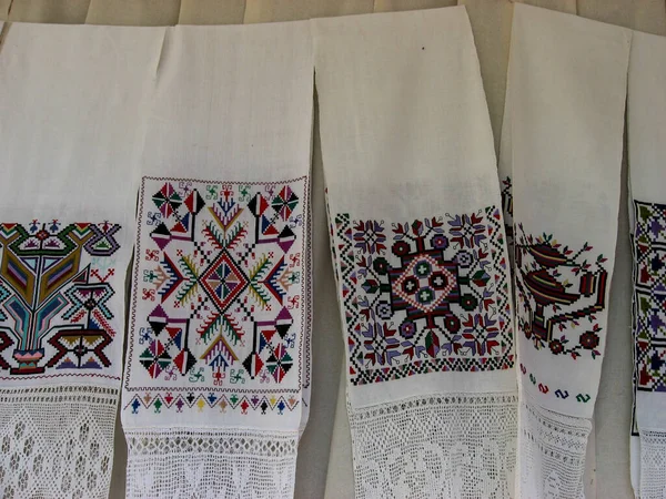 İşlemeli geleneksel Ukrayna ulusal süsü, dikiş