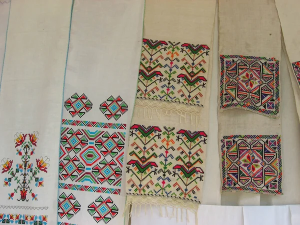 Duvardaki renkli halı.