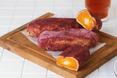 Kore tatlısı Goguma Ppang, seramik tabakta servis ediliyor..