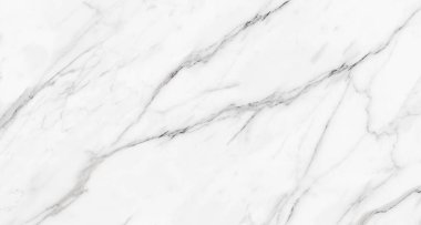 Carrara mermeri beyaz renk ve doğal taşın üzerindeki doğal çatlakların karışımı lüks görünüyor.