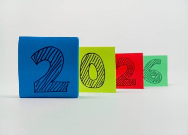 Dört renkli yapışkan not bir satırda 