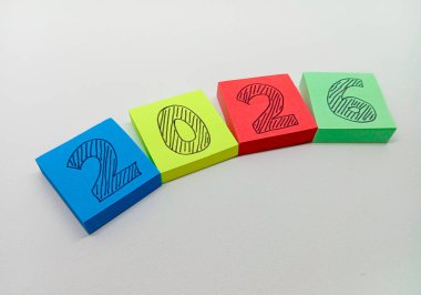 Dört renkli yapışkan not bir satırda 