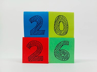 Bir kareye dizilmiş dört renkli yapışkan nota 