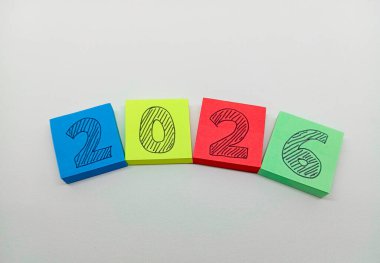 Dört renkli yapışkan not bir satırda 