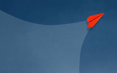 Yeni bir yol oluştururken uçan kırmızı kağıttan bir uçak görüntüsü.