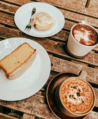 Ön manzara lezzetli ve cezbedici. Kırsal bir masada iki fincan kahve ve tatlı hamur işi..