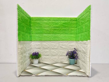 Çevrimiçi mağaza ürünlerini sergilemek için beyaz, minimalist stüdyo arka planı. Katalog fotoğrafçılığına, reklamcılığa ve sosyal medya promosyonlarına uygun.