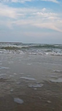 Beyaz Deniz Köpük Dalgaları 'nın Kumsal Kıyı Hattı' nda Görüntüsü