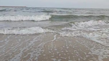 Beyaz baloncuklu Okyanus Dalgaları Kumsalda Yuvarlanıyor