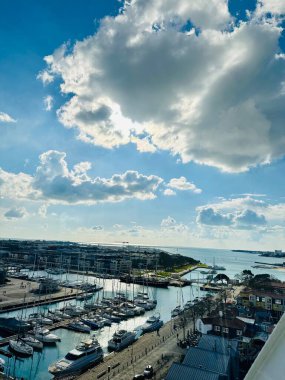 Fransa 'da bir yel değirmeninin tepesinden La Rochelle şehri manzarası 