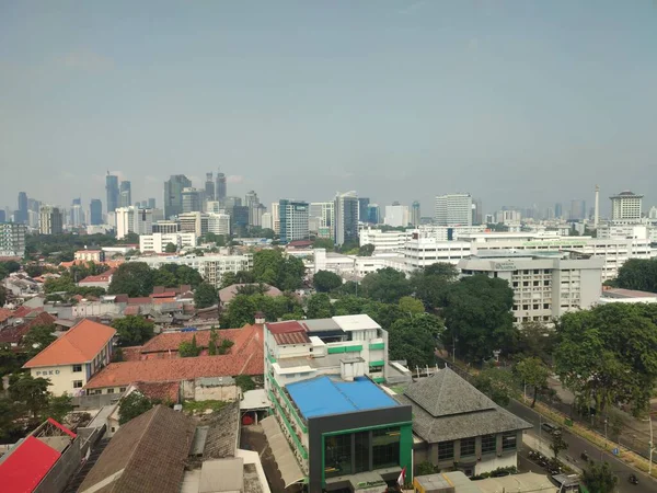 Koloni binası ile Endonezya şehir manzarası