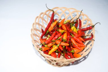 Beyaz arka planda sepetteki kırmızı biber.