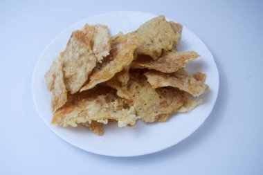 Keripik tempo, ya da tempeh cipsi, pirinç unu ve tapyoka unu ile tozlanır, daha sonra şamdan, kencur, kişniş tohumu ve sarımsak ile tatlandırılır..