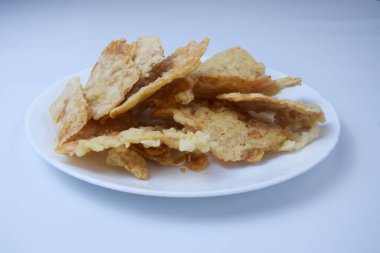 Keripik tempo, ya da tempeh cipsi, pirinç unu ve tapyoka unu ile tozlanır, daha sonra şamdan, kencur, kişniş tohumu ve sarımsak ile tatlandırılır..