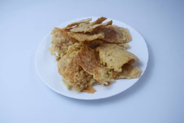 Un kaplı kızarmış tempeh cipsleri.