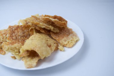 Un kaplı kızarmış tempeh cipsleri.