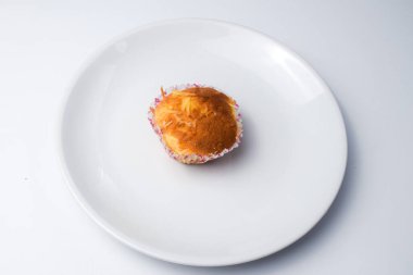 Peynir soslu Tapai keki. Ana bileşeni mayalanmış kasava olan tapai..