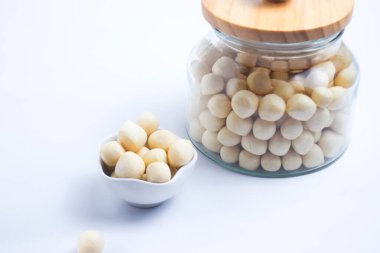 Kıtır kıtır, kırılgan bir tadı olan yuvarlak, Bangka Belitung Eyaleti 'nden bir mutfak spesiyali. Bu balık bazlı aperatif pirinç ve köfteye mükemmel bir eşlik eder..