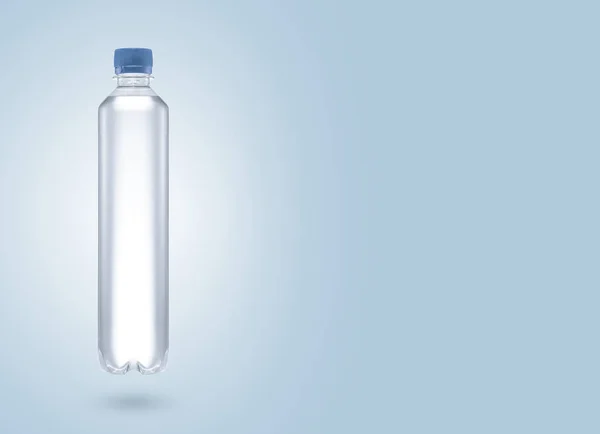Plastic Waterfles Met Schaduw Blauwe Achtergrond — Stockfoto