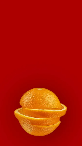 Naranja en rodajas sobre un fondo rojo brillante. Concepto de fruta mínima. — Foto de Stock