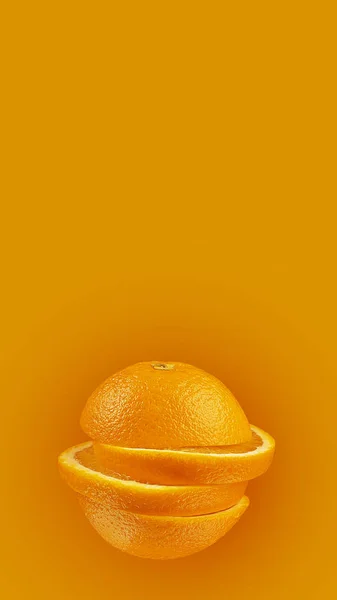 Orange in Scheiben geschnitten auf einem leuchtend orangen Hintergrund. Minimum-Fruchtkonzept. — Stockfoto