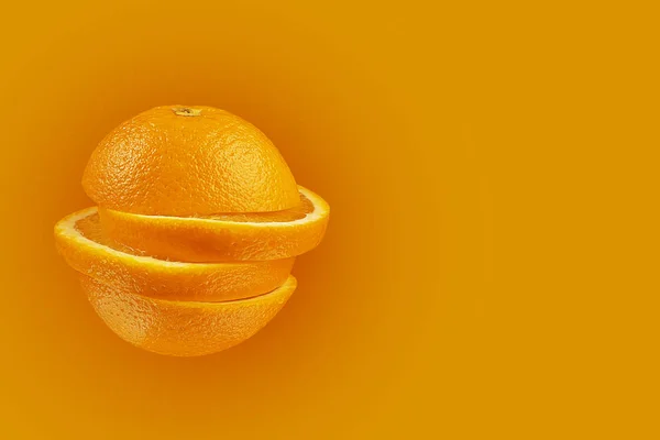 Laranja cortada em um fundo laranja brilhante. Conceito mínimo de fruta. — Fotografia de Stock