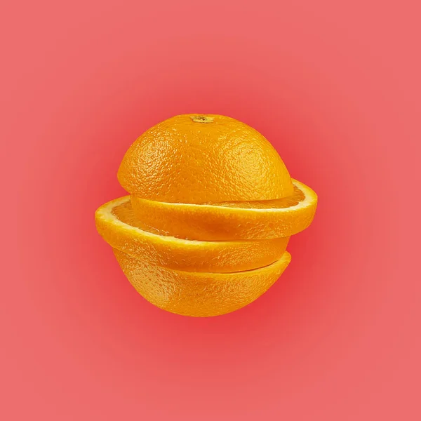 Oranžový řez na jasně růžovém pozadí. Minimální ovocný koncept. — Stock fotografie