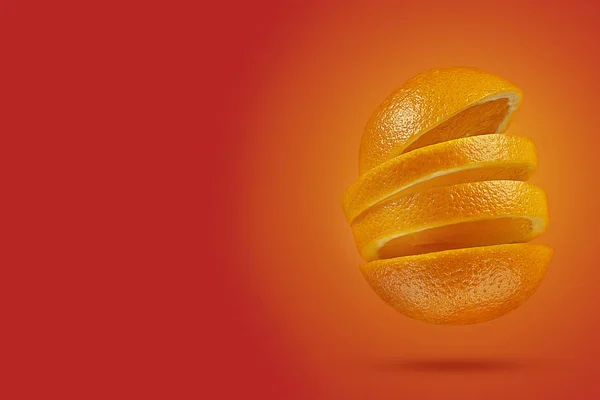 Pomarańczowy krojony na jasnym czerwonym tle. Minimalna koncepcja owoców. — Zdjęcie stockowe