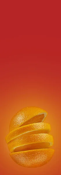 Orange in Scheiben geschnitten auf einem leuchtend roten Hintergrund. Minimum-Fruchtkonzept. — Stockfoto