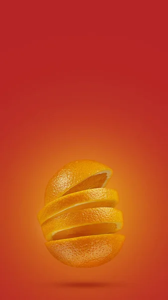 Arancione affettato su uno sfondo rosso brillante. Concetto minimo di frutta. — Foto Stock