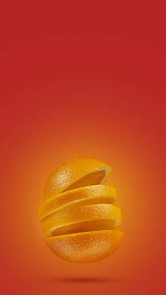 Naranja en rodajas sobre un fondo rojo brillante. Concepto de fruta mínima. —  Fotos de Stock