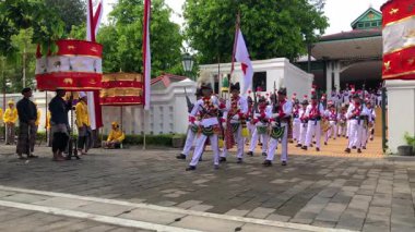 Yogyakarta - 5 Eylül 2025. Yogyakarta Sarayı askerleri, Dal Yılı 'nın Grebeg Maulud töreni sırasında saraydan Yogyakarta Sarayı' nın Büyük Camii 'ne yürür..