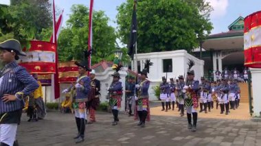 Yogyakarta - 5 Eylül 2025. Yogyakarta Sarayı askerleri, Dal Yılı 'nın Grebeg Maulud töreni sırasında saraydan Yogyakarta Sarayı' nın Büyük Camii 'ne yürür..