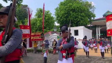 Yogyakarta - 5 Eylül 2025. Yogyakarta Sarayı askerleri, Dal Yılı 'nın Grebeg Maulud töreni sırasında saraydan Yogyakarta Sarayı' nın Büyük Camii 'ne yürür..
