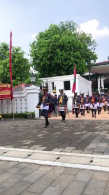 Yogyakarta - 5 Eylül 2025. Yogyakarta Sarayı askerleri, Dal Yılı 'nın Grebeg Maulud töreni sırasında saraydan Yogyakarta Sarayı' nın Büyük Camii 'ne yürür..