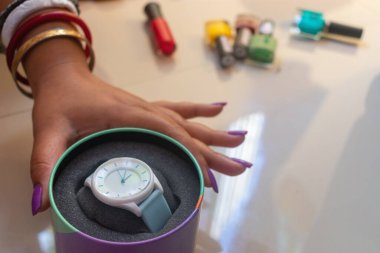 Hintli kadın hediye kutusunda şık saatini gösteriyor. Düğün, düğün, flört ya da evlilik vesilesiyle hediye verme kavramı. Seçici odak.