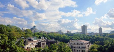 Ukrayna, Kyiv 'in manzaralı bir şehri. Ön planda, klasik Avrupa tasarımı ile süslenmiş binalar yemyeşil ağaçlar tarafından çerçevelenmiştir. Bu panoramik görünüm Kyiv 'in özünü yansıtıyor. Kyiv' in mirası ve ilerlemesi bir arada var olan bir şehir..