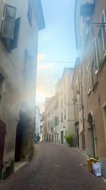 Mondovi, İtalya. 15 Eylül 2025. Günbatımında tarihi evleri ve kaldırımtaşı caddeleri olan dar bir İtalyan caddesi. Avrupa Seyahat ve Kültür Mirasının Tarihi. Yazar: Djundiet A.