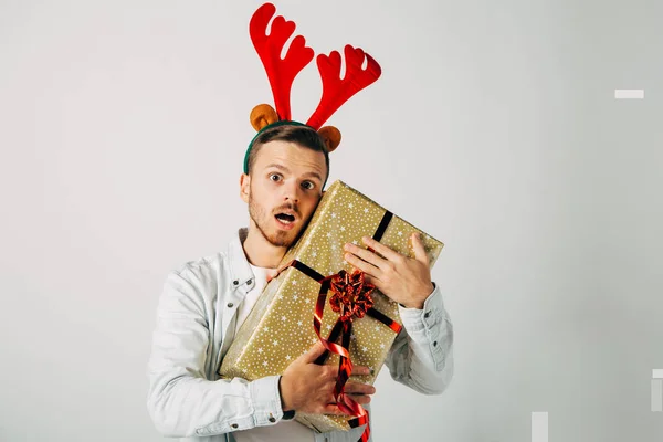 Hombre sorprendido en sombrero de Navidad rojo sobre fondo gris — Foto de Stock