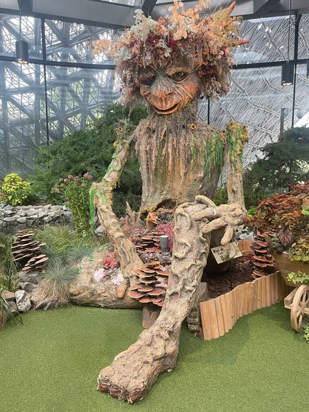 Bir sürü farklı bitkisi olan büyük tahta bir figür.