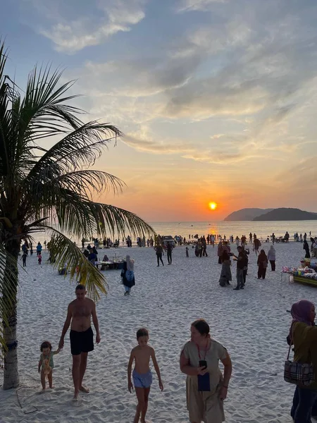 Denizin üzerinde güzel bir gün batımı